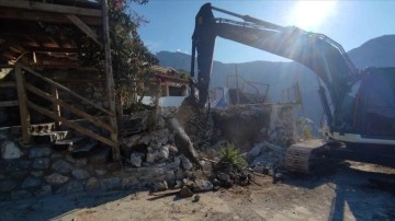 Fethiye’de gümrüksüz çatı yıkımları sürüyor