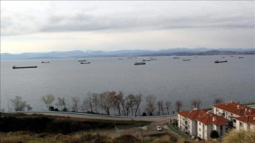 Fırtına uyarısı dolayısıyla ağırlık gemileri Sinop natürel limanına sığındı