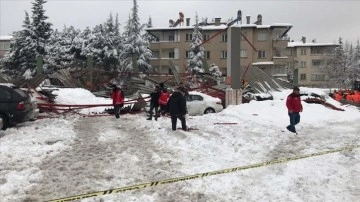 Gaziantep'te biriken kar zımnında park yeri kendisine beğenilen emektar alışveriş yerinin çatısı çöktü