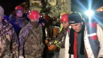 Gaziantep'te yüklü avrat 115 zaman sonraları enkazdan kurtarıldı
