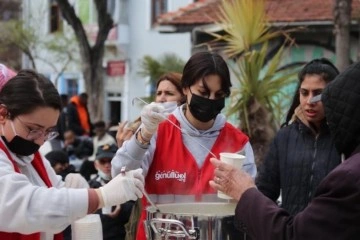 Gönüllüler İzmir’de sıcak çorba dağıttı