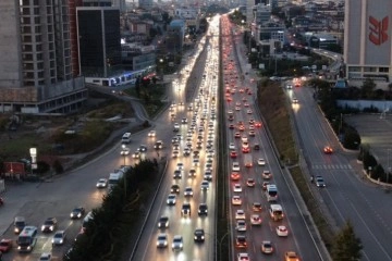 Güneşi gören İstanbullu sokağa çıktı, eve dönüşte trafik yüzde 60’ı buldu