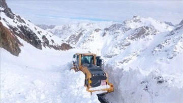 Hakkari'de takımlar üs bölgesi amacında 4 metreyi bulan karla mücadele ediyor