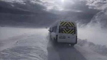 Hakkari'de kar ve tipide muhat küsurat öğrenci servisleri kurtarıldı