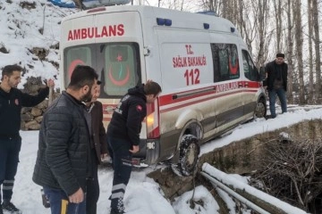 Hasta almaya giden ambulans karlı köprüde kayınca yardımına köylüler yetişti