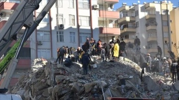 Hatay, Adana ve Osmaniye'de yıkılan binalarda arama kurtarma emek harcamaları sürüyor
