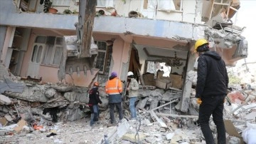 Hatay'da depremde binaları yıkılan aile, komşusuyla çöküntü altında tanışmış