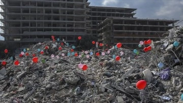 Hatay'da depremde ölen ayrıntılar anaokulunun enkazına asılan balonlarla anıldı