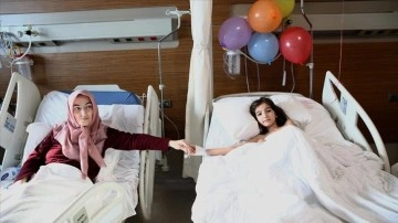 Hatay'da enkazdan dertli kurtulan ana ile kızı Adana'da hastane odasında kavuştu