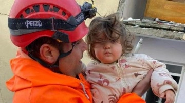 Hatay'da itfaiye aracı aracı ekipleri 1 yaşındaki bebeği enkazdan kurtardı