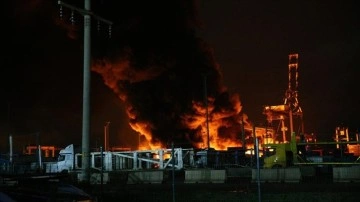 İskenderun Limanı'nda depremde devrilen konteynerlerde çıkan yangın bitmeme ediyor