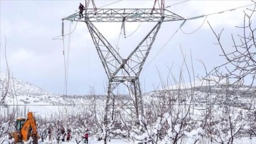 Isparta'daki elektrik kesintilerinin giderilmesi ve karla savaş emekleri sürüyor