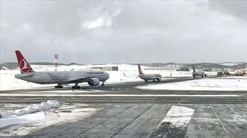 İstanbul Havalimanı'nda karla uğraş emek harcamaları sürüyor
