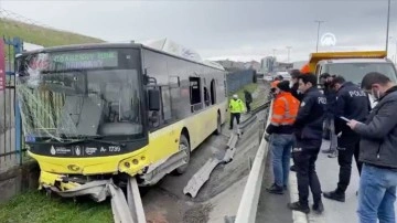 İstanbul'da bariyerlere çarpan İETT otobüsündeki 4 isim yaralandı