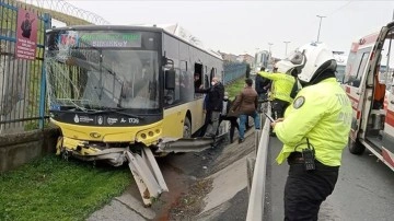 İstanbul'da bariyerlere çarpan İETT otobüsündeki 7 insan yaralandı
