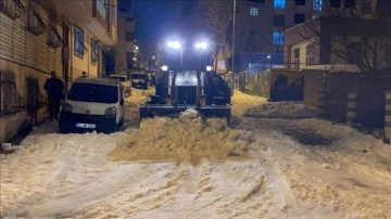 İstanbul'da ortak ad sokağındaki karları şahıs iş makinesiyle temizledi