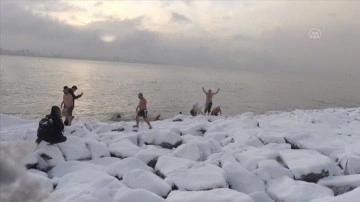 İstanbul'da buz kadar havada denizde yüzdüler