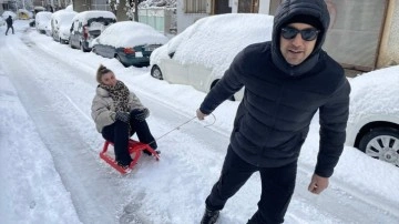 İstanbul'da evli çift, karda muvasala sorununu kızağa binerek çözdü