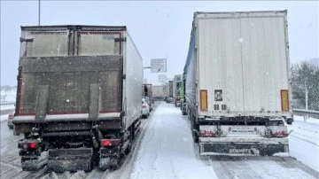 İstanbul'da çağ boyu devam eden kar yağışı ulaşımı aksattı