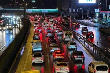 İstanbul'da haftanın sonuç iş gününde trafik yoğunluğu yaşandı