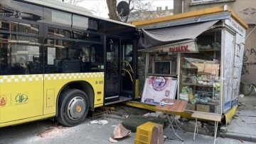 İstanbul'da İETT otobüsü el aş büfesine çarptı