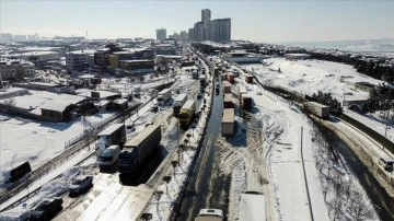 İstanbul'da kar zımnında yola bırakılan vesait kaldırılıyor