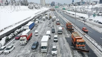 İstanbul'da kar dolayısıyla yolda artan vesait çekiliyor