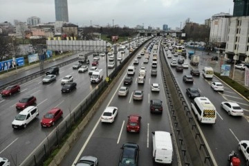 İstanbul'da kar uyarısı sonrası trafik yoğunluğu yüzde 87'ye ulaştı