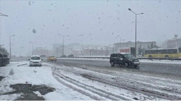 İstanbul'da karla savaş bitmeme ediyor