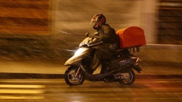 İstanbul'da motosiklet, scooter ve motokuryelerin trafiğe depar belgesi yasağı sürüyor