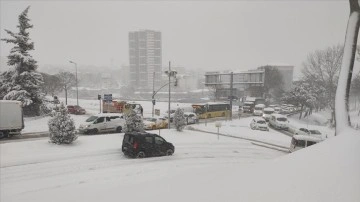 İstanbul'da şişko transfer araçları ve arabalar karlı yollarda kaldı