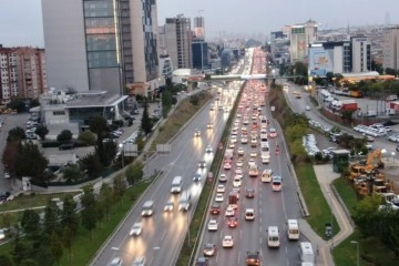 İstanbul’da yağmur sonrası trafik mesaisi başladı