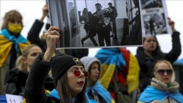 İstanbul'da canlı Ukraynalılar Rusya'yı protesto etti