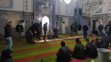 İstanbul'da yollarda çevrili artan yurttaşlar camilerde konuk ediliyor
