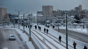 İstanbul'daki kimi üniversitelerde kar yağışı zımnında sınavlar ertelendi