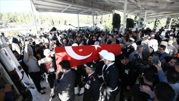 İstanbul'daki terör saldırısında yaşamını kaybeden ata kızın cenazeleri Adana'da defnedil