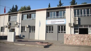 İstanbul'daki terör saldırısında ölen Ecrin'in isminin verildiği okula safiha asıldı