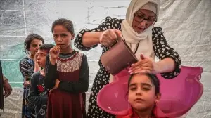 İsveç'ten gelen gönüllü kuaförler, İdlibli yetim kız çocuklarının saçlarını ördü