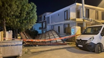 İzmir'de sıkıntı zımnında uçar çatı, cazibe tellerini kopardı