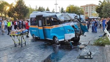 İzmir'de midibüs ile dolmuşun çarpışması kararı 2 insan öldü, 4 insan yaralandı