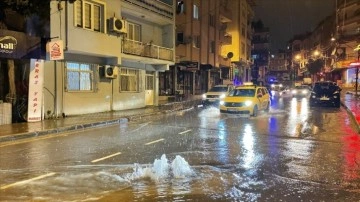 İzmir'de sağanak çarpıcı oldu
