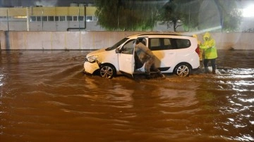 İzmir'de sağanak dolayısıyla su baskınları oluştu