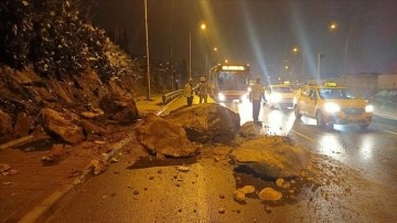 İzmir'de yağmur dolayısıyla koparak yola sakıt kaya parçaları ilerleyiş halindeki arabaya dokunca verd