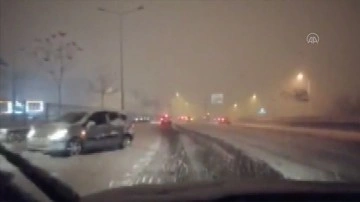 Kadıköy'de kar yağışı dolayısıyla kayan araba namüsait döndü