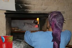 Kadınlar mahallenin fırınlarında Çeçen ekmeği yapıyor