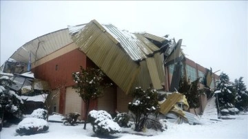 Kahramanmaraş Fuar Merkezinin çatısı kar zımnında çöktü