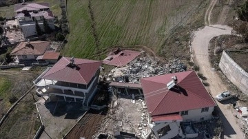Kahramanmaraş'ta depremde oluşan yırtık Çiğli Mahallesi'ni ikiye böldü