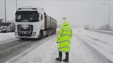 Kar kötü bastırdı İstanbul'a tır ve kamyon girişleri durduruldu