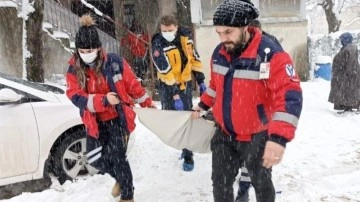 Kar zımnında hastaneye gidemeyen nemli kadının yardımına takımlar yetişti