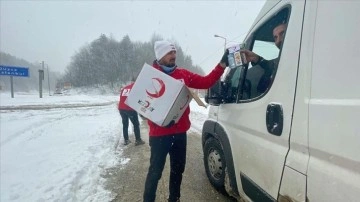 Kar dolayısıyla yolda küsurat sürücülerin yardımına Türk Kızılay yetişti